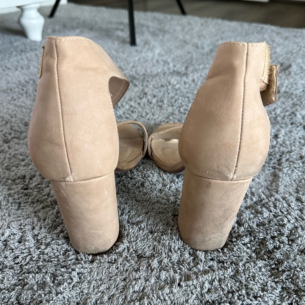 Nude heels size 8.5 - Picture 2 of 3